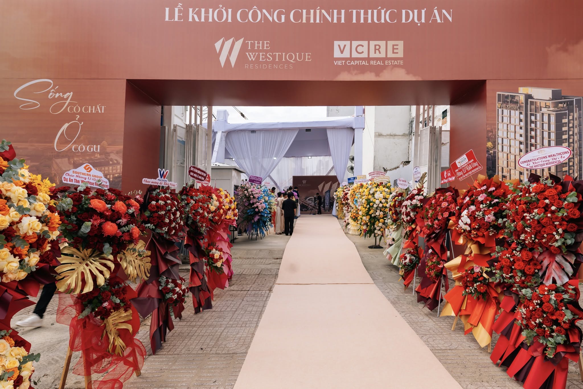 Cổng lễ khởi công The Westique